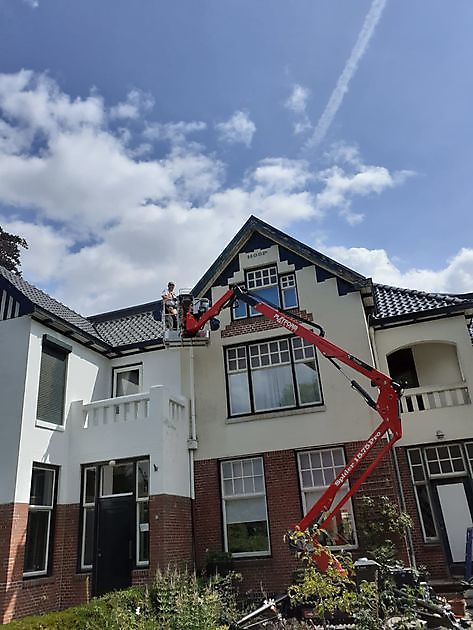 Woning in Scheemda geschilderd m.b.v. spinhoogwerker - Schildersbedrijf Dreijer Beerta