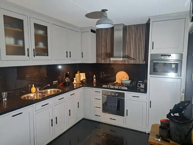 Van eikenkleur naar licht & modern - woonkeuken make-over - Schildersbedrijf Dreijer Beerta