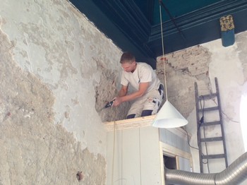 Scheuren in de muren herstellen en opnieuw stucen Schildersbedrijf Dreijer Beerta