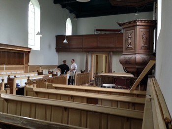Restauratie kerkbanken met houtimitatie Schildersbedrijf Dreijer Beerta