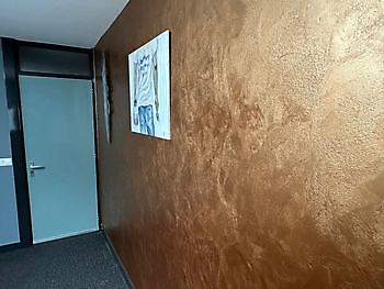 Glanzende bronzen afwerking voor binnenmuur Schildersbedrijf Dreijer Beerta