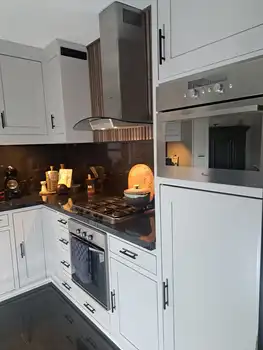 Van eikenkleur naar licht & modern - woonkeuken make-over Schildersbedrijf Dreijer Beerta